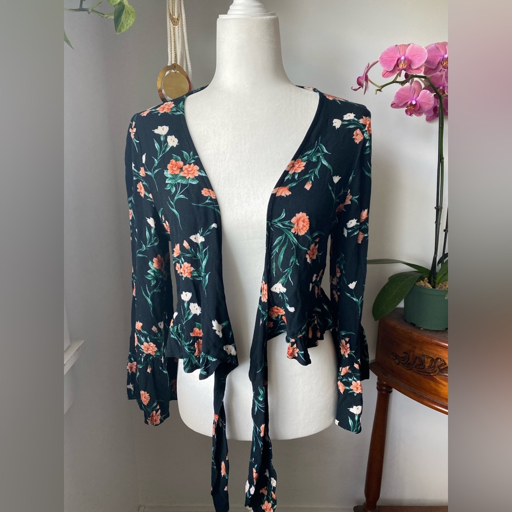Sexy American Eagle Bell Sleeve Peplum Viscose Floral Shrug Med Feminine